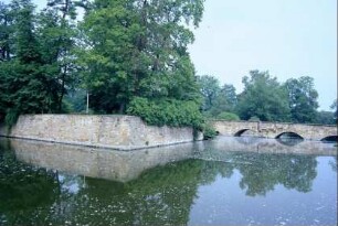 Brücke zur Insel der ehemaligen Wasserburg; Mauerwerk