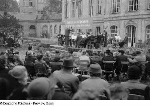 Orchester und Publikum während eines Freilichtkonzerts
