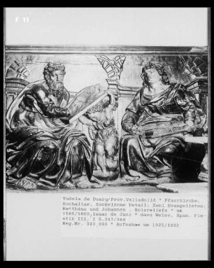 Hochaltar, Sockelzone: Evangelisten Matthäus und Johannes