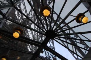 Paris - Eiffelturm : Eiffelturm, Blick vom Erdgeschoss nach oben durch die Konstruktion. Paris, 2006