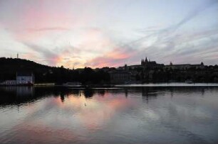 Abendstimmung in Prag : Blick über die Moldau zur Prager Kleinseite mit dem Hradschin (rechts oben) am Abend, aufgenommen 2008