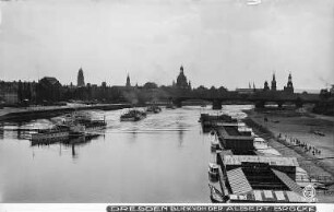 Blick von der Albert-Brücke über die Elbe gegen Altstadt-Silhouette