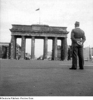 Angehöriger der Schutzpolizei Berlin [West] an der Sektorengrenze zwischen Britischem und Sowjetischem Sektor