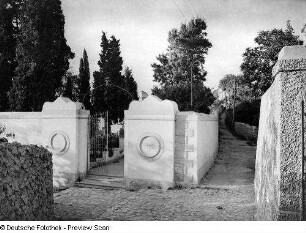 Anacapri, Friedhof : Italien, Anacapri. Friedhof. Einfriedungsmauer mit Eingangstor