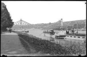 Dresden. Blasewitz, Loschwitzer Brücke (Blaues Wunder) mit Raddampfer König Albert