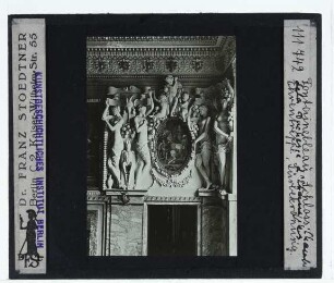 Fontainebleau, Schloss : Chambre de la duchesse d'Etampes, Ehrentreppe, Türbekrönung