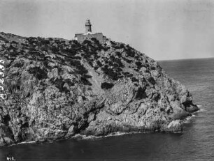 Küste mit Leuchtturm : Blick vom Festland aus auf die Küste bei Capdepera mit Leuchtturm