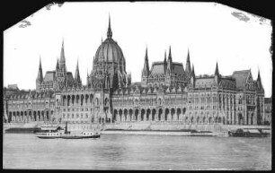 Budapest. Parlament (1896). Donauseite : Budapest. Parlament (1885-1904; Imre Steindl, Eröffnung 1896). Ansicht von Buda über die Donau mit Dampfschiff