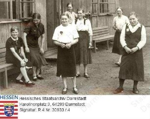 Militär, Kriegswirtschaft / Russische Zwangsarbeiterinnen der Firma 'Geka' (Georg Krebs, Offenbach a.M.) vor Lagerbaracke in Wersau / Gruppenaufnahme, 3.v.l. stehend: Hanna Sterik