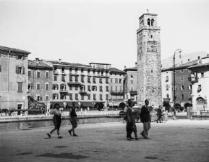 Riva del Garda : Italien, Riva del Garda. Piazza mit Glockenturm