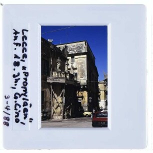Lecce, Dom : Linke Hälfte Propyläeneingang vom Domplatz aus gesehen
