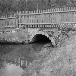 Großröhrsdorf, Straßenbrücke über den Dorfbach bei Haus Nr. 13