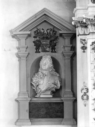 Epitaph für Daniel Erasmus Freiherr von Huldenberg. Sandstein; 250 x 130 cm. Nach 1733. Neukirch-Oberneukirch, Dorfkirche Oberneukirch