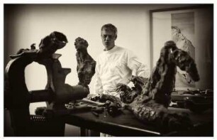 ERIK NEUKIRCHNER IN SEINEM ATELIER