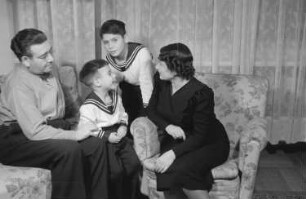 Porträtaufnahmen des Staatssekretärs Dr. Leo Zuckermann und seiner Familie : Leo Zuckermann mit Familie