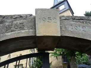Kirchhofmauer im Südosten - Torbogen - Schlußstein mit Jahreszahlen 1952-1763-1612 über Ortsseite