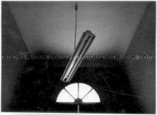 Blick auf eine von der Decke hängende Neonlampe, im Hintergrund halbkreisförmiges Fenster (Altersgruppe 18-21)