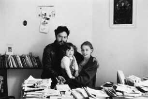 Familie Quintana (Regisseur, Schauspielerin) am Schreibtisch