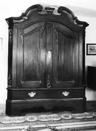 Barockschrank mit gesprengtem Giebel : Barockschrank mit gesprengtem Giebel ( vielleicht im Fürstlich Hohenzollernsches Museum in Sigmaringen)