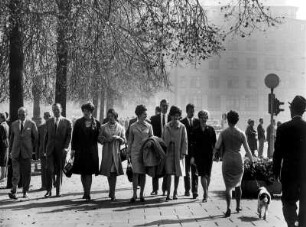 Hamburg-Neustadt. Reger Fußgängerverkehr auf dem Prachtboulevard Jungfernstieg im Herbst 1965