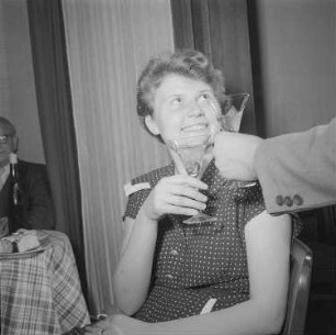 Feier mit Fritz Jensen und Fritz Schälike : Frau mit Weinglas