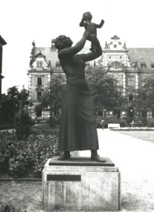Zwickau, Albertplatz : Zwickau. Albertplatz. Mutter mit Säugling
