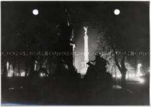 Berlin, Siegessäule und Bismarckdenkmal bei Nacht
