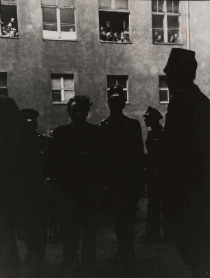 Gladow-Prozess: Gladow wird unter starker Polizeibewachung abgeführt.