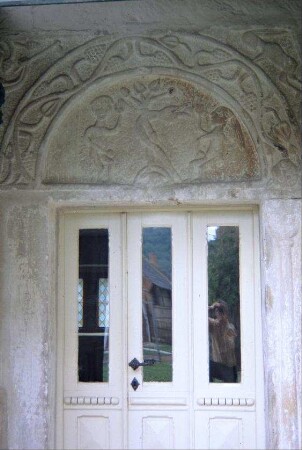 Portal der Südseite mit romanischem Tympanon, das den biblischen Sündenfall mit Adam und Eva darstellt
