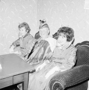 Karneval: Freiwillige Feuerwehr Todendorf: Gasthof Pöhlsen, Ochsenkoppel: Gastraum: Prinz Heinrich [Peemöller] II. vom Rübenland mit seinen Prinzessinnen Karin Schüßler und Renate Rickers auf Sofa