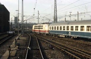 Stuttgart: Einfahrt zum Hauptbahnhof; mit IC Zug