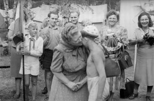 Pionierrepublik "Ernst Thälmann" in Wuhlheide : Begrüßungsszene mit Rosa Thälmann