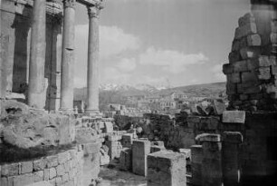 Reisefotos Libanon. Baalbek. Tempelanlage (101/300). Bacchustempel. Teilansicht mit Blick zum Ort und auf das Gebirge