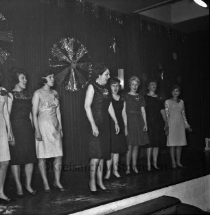Karneval: Hotel Oldesloer Hof, Saal: Prunksitzung: Veranstalter Oldesloer Männerchor von 1844, Oldesloer Singakademie von 1946: Bühne: Auftritt von Sängerinnen, darunter Sopranistin Marga Haß