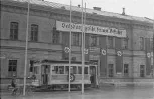 Grußbotschaft : Anlässlich des Besuchs von Adolf Hitler geschmückte Häuser in Salzburg.