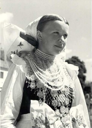 Brautjungfer aus Crostwitz : Kleidung - katholische Tracht. Ort: Chrósćicy / Crostwitz. Brautjungfer (družka). Fronleichnam 1936.