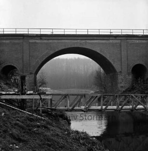 Trave: Spannbetonbrücke für Fußgänger und Viehtrieb: Bau: vorn erste Gerüste: dahinter die Eisenbahnbrücke der Bahnstrecke zwischen Bad Oldesloe und Lübeck