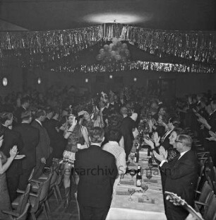 Karneval: Hotel Oldesloer Hof, Saal: Prunksitzung: Veranstalter Oldesloer Männerchor von 1844, Oldesloer Singakademie von 1946: Einzug von Elferrat und Mädchengarde: Publikum an langen Tischen, stehend, gibt Applaus, 4. Februar 1967