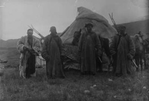 Gruppe aus Karasahr : Gruppenportrait von Jägern aus Karasahr vor einer Jurte im Tian Shan Hochgebirge