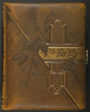 Familienalbum : Familienalbum. Ledereinband mit Goldprägung, Metallschließe und Goldschnitt; 29 x 23 x 6 cm (um 1900). Dresden: SLUB/DF 2017.C.81