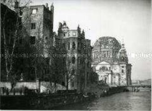 Das im Krieg beschädigte Berliner Schloss (Apothekerflügel) und Dom
