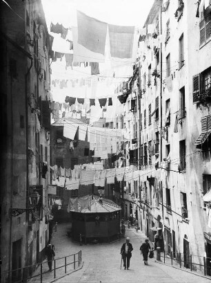 Öffentliches Waschhaus : Genua, Altstadt. Ein öffentliches Waschhaus und aufgehängte Wäschestücke. Blick nach Norden