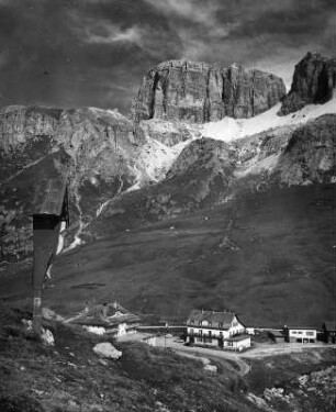Dolomiten. Sellagruppe. Blick über das Pordoi-Joch gegen Pordoi- und Boe-Spitze