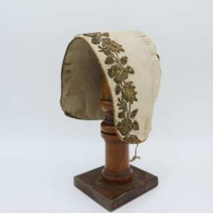Weiße Trachtenhaube mit goldener Bouillonstickerei
