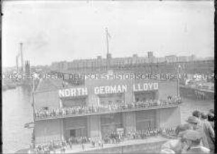 Blick vom Hochseepassagierdampfer "Bremen" auf die Anlegestelle und das Abfertigungsgebäudes des Norddeutschen Lloyd, Pier 4, im Hafen von New York