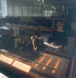Nürnberg. Verkehrsmuseum. Studentin beim Abzeichnen eines Modells