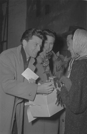 Besuch und Auftritt des französischen Schauspielers Gérard Philipe als Hauptdarsteller. Fotoserie anläßlich des Gastspiels des Pariser Théâtre National Populaire (TNP) mit "Ruy Blas" von Victor Hugo im Großen Haus der Staatstheater Dresden, 19. März 1955