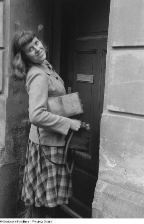 Renate Rössing an einer Tür