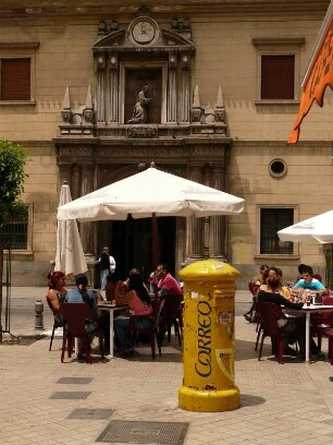 Straßencafe und Briefkasten im Universitätsviertel
