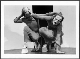 Bild einer Szene aus "Antigone", einer Studio-Inszenierung an der Hochschule für Schauspielkunst
